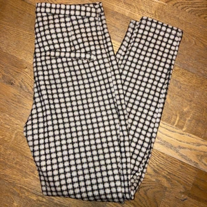 Rutiga byxor från MANGO storlek S - Jätte fina rutiga byxor från Mango i storlek S. Använda ett par gånger men är i super bra skick!