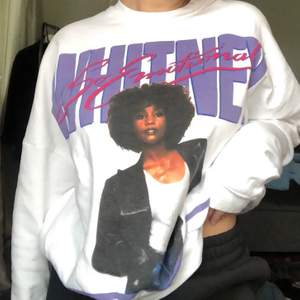 🛑BUDGIVNING I KOMMENTARERNA! 🛑 avslutas 31/12 2020 kl 21:00‼️Vit collagetröja med tryck på Whitney Houston. Köpt här på plick, från Carlings. Bilderna är lånade av den förra säljaren. Hör av er vid frågor eller intresse! 🛑HÖGSTA BUD: 285kr🛑