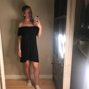 Klänning Mango - Svart klänning från MNG Suit. Off shoulder men går även att ha on shoulder 🌸  kan även posta, pris ex. frakt.