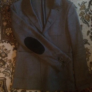  - Blazer från J.Lindeberg, 100% "virgin wool"
Finns i Göteborg, men det går lika bra att skicka. Att pruta lite granna skall heller inte vara några problem.

OBS: Litet hål i höger arm, se bild 3.