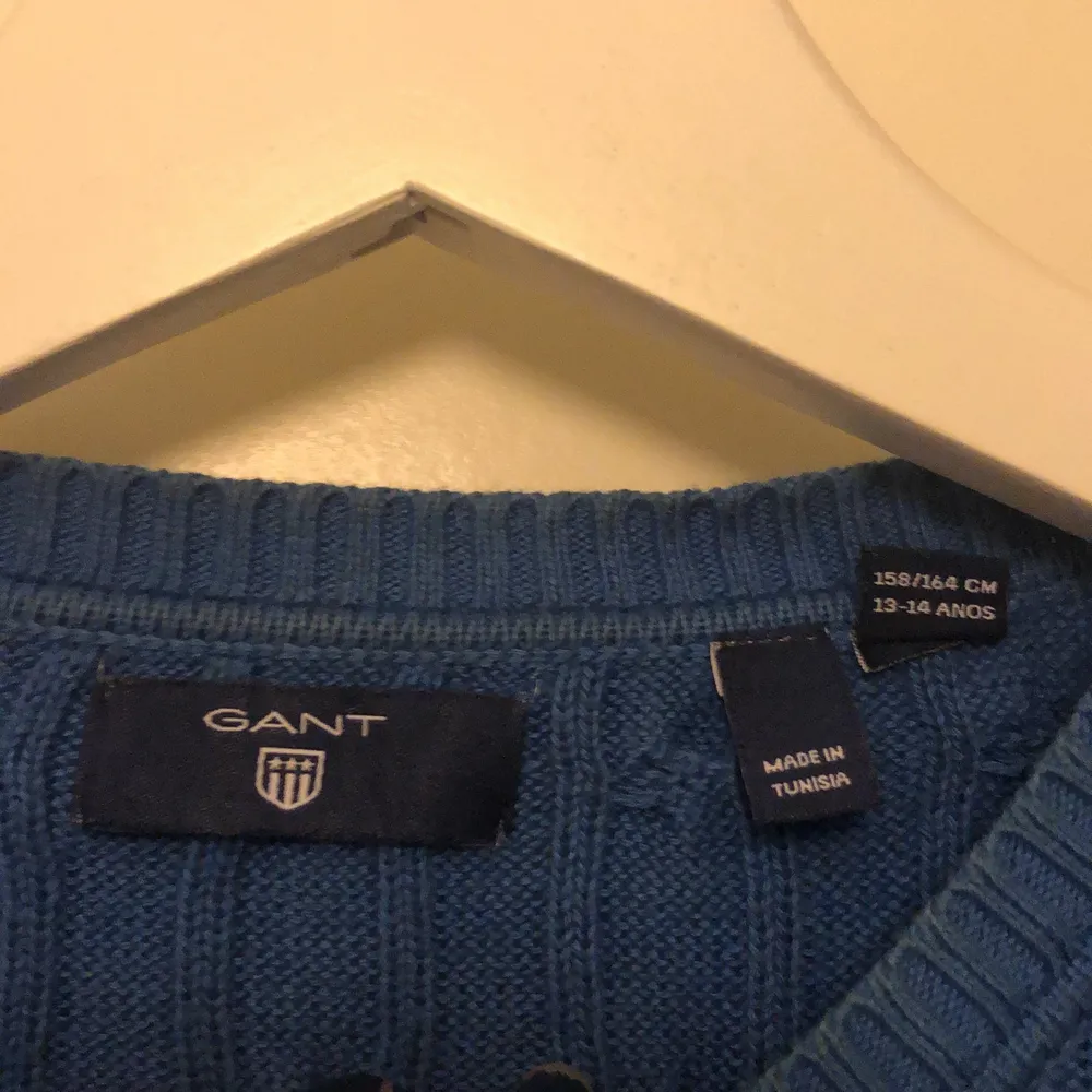 Gosig kabelstickad tröja fån Gant i storlek 13-14 år/158-164 eller också en XS. Jättenajs till vinter, skick 6.5/10, köpt för 799kr säljs för 199kr. Stickat.