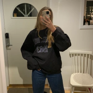 College tröja  - Så snygg och populär college tröja från Gina Tricot som är slutsåld i alla storlekar!! Strl L så skitsnygg oversized på mig som brukar ha S🥰 