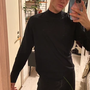 Tiger of Sweden polo Stl. S - Säljer denna pga lite användning. Materialet är som något tjockare t-shirt material. Nypris 1300kr. Vid intresse eller frågor är det bara att kontakta mig. Startpris 200 uppdaterar allt eftersom. BUDGIVNING SKER I KOMMENTARERNA!