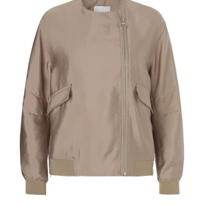 SAMSOE SAMSOE bomberjacka st L - Helt ny jacka från. Oversize modell 