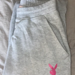Playboy - Playboy mjukisbyxor i storlek S/M. 