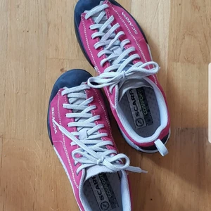 Scarpa vandrarskor - Sjukt sköna, men ha tyvärr blivit för små! Nypris ca 1000. Använda under en resa/bergsbestigning men i gott sick.