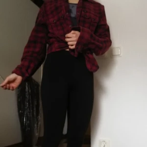 Rödrutig skjorta från Lee, oversize stl m herr  - Sparsamt använd och därför bra skick. Lee märket syns på bröstfickan. Är herr storlek M men har använts som oversized skjorta. 