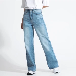 Trendiga mom jeans! - Jag säljer dessa svin snygga och trendiga jeans för att dem inte sitter så som jag vill!💓Hittade inte exakt dem jag har men de är ett par som ser typ exakt lika dana ut som på den bilden!💓Dem är använda men i bra skick där av priset!💓Dem sitter sjukt bra på mig som är en xs eller s i jeans.💓Dem är köpta för 399 då..💓 Buda på!!💓Frakt tillkommer💓 Pris kanske kan diskuteras💓Gjort egna slitningar längst ner!💓
