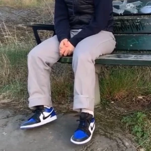 Jordan 1 Low Royale Toe - Köpte dem på Nikes hemsida förra året, har väl använt de 3/4 gånger och säljer just för att jag inte använder dem så mkt! De är storlek US 8 och går för ca 2300 på stockx, de går för ca 3900 på farfetch. Skriv för fler bilder, låda tillkommer inte. Bud: 1000, betalning sker via swish. Högsta bud: 1500kr