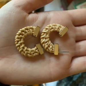 ÖRHÄNGEN - använde några gånger. Är trött på dem