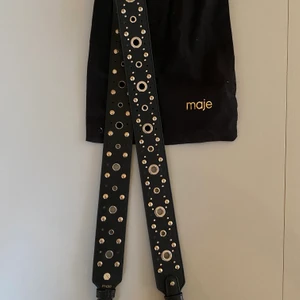 Väskband från Maje - Väskband från Maje inköpt på NK Stockholm för 2 år sedan. Gulddetaljer. Nyskick.