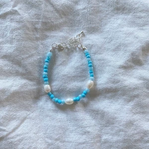 Gustav Armband - Här är Gustav och armbandet från hans kollektion i hans favoritfärg blå!!💙 Gustav gillar att kolla på Paw Patrol, bygga med Lego Duplo och vara ute och leka🧸 20% av varje produkts vinst går till Barncancerfonden. Kolla även in våra andra kollektioner🥰