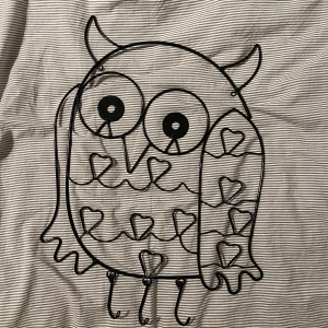 Uggleinredning - Vägdekuration i form av en Uggla. Kan få plats med passa papper. 