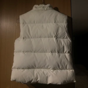 vit väst - en jättefin vit väst som är sparsamt använd, Budet ligger på 470kr just nu (om ingen budar högre inom 24h är den såld)