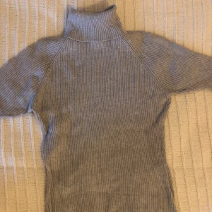 Polotröja LOGG - en grå fin polo fråg LOGG. Bra skick, men den har blivit för liten.Köparen står för frakten, men jag kan också mötas upp i Malmö eller Lund!💞💞🥰😚