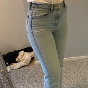 Snygga jeans Zara - Blå jeans i storlek 38 från zara. Jag är 170 lång. Jätte bra skick!