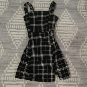 Klänning - En jättefin klänning! Lite insydd vid armarna så den passar bättre! Säljer pga har blivit för liten! Köparen står för frakt!