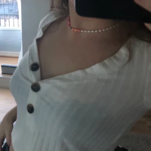 Sommartopp - Fin topp som passar till sommaren från even and odd. Materialet är stretchigt och väldigt skönt! Aldrig använd endast testad. Vet ej storleken men skulle gissa på S🍋