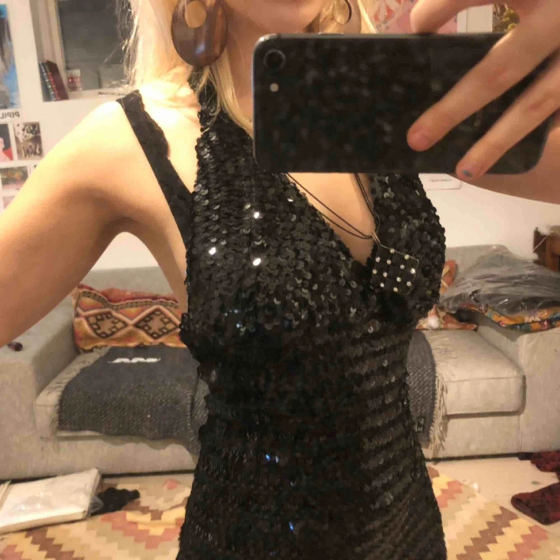 Svart paljettklänning