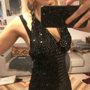 Svart paljettklänning - Supercool svartglittrig paljettklänning. Riktigt stretchigt material så passar de flesta kroppar