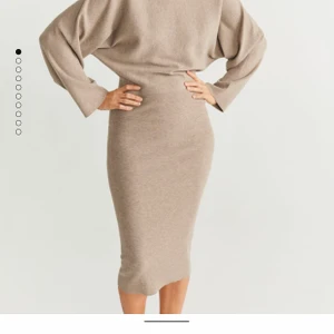 Mango Klänning - Stickad super mjuk klänning. Köpt på Mango i London i våras. Liknar Adoores höst kollektion med den smickrande midjan och längden.  