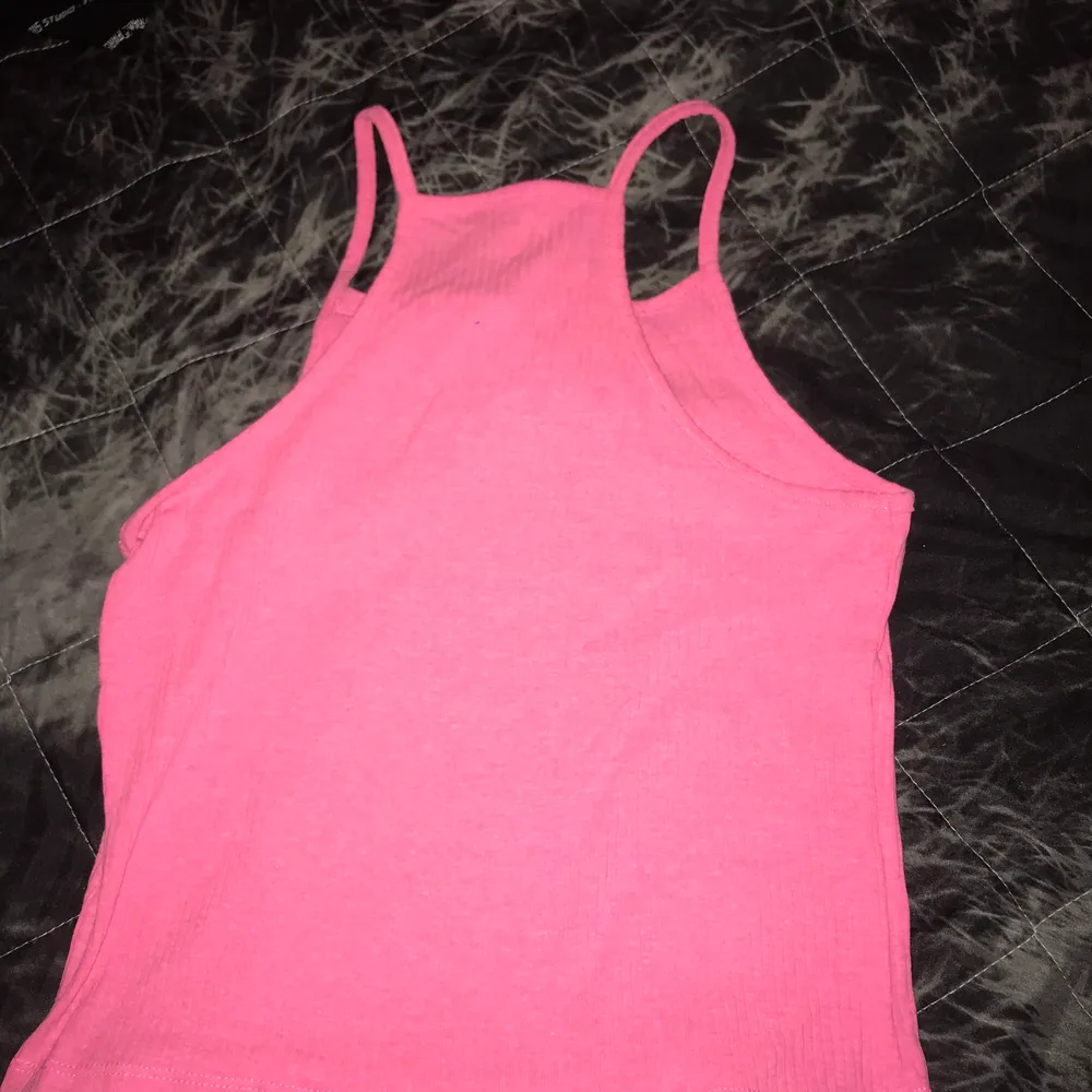 Ett rosa linne från H&M inte alls använd bara provat den!. Toppar.