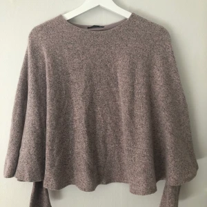 Stickad tröja från Zara - En sticka tröja från Zara, en under tröja som sitter ihop med den övre. Lila/rosa aktig. Storlek S, nyskick. 50kr, frakt tillkommer 