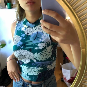 Topp med polokrage  - En sprillans ny topp från monki som enbart är testad därav finns lappen kvar!