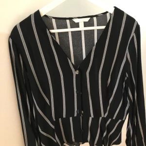 Top - Croppad top, tunt material. Aldrog använd. 