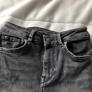 Jeans - Grå skinny jeans från bikbok. Ordinarie pris: 600