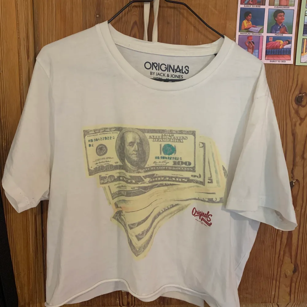 Avklippta T-shirt med motiv av pengar. I gott skick. 🌸. T-shirts.