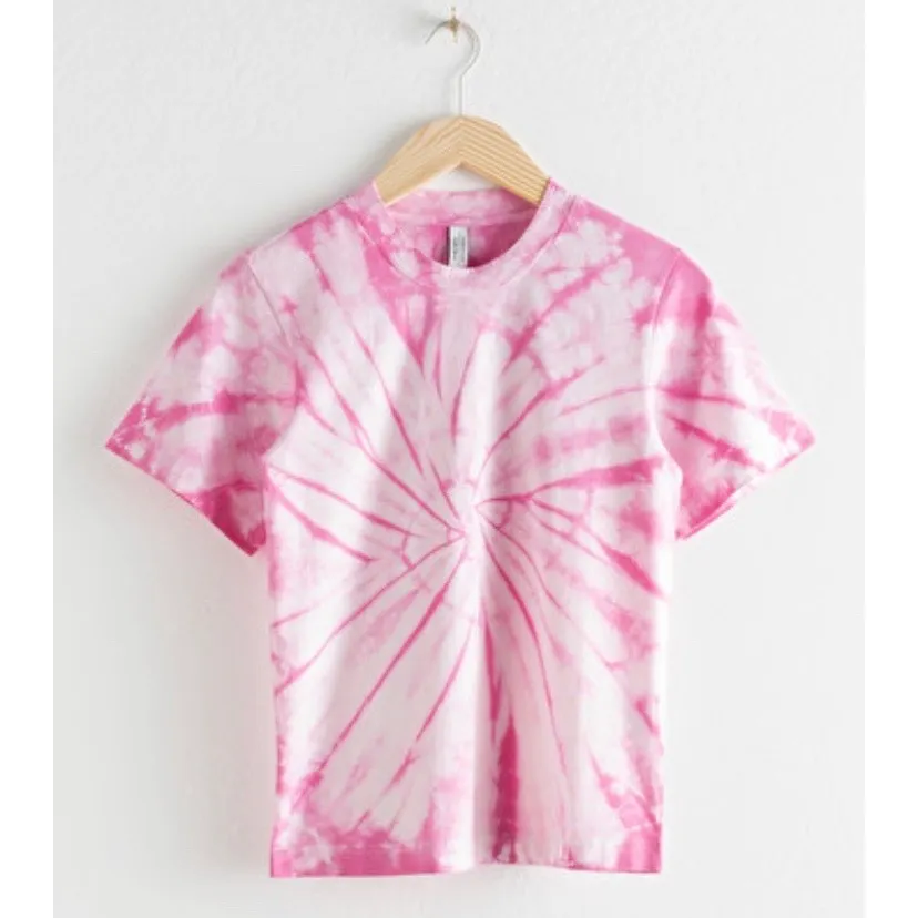 Rosa tie dye t-shirt från & other stories. Sista bilden är från deras hemsida för där syntes färgen bättre! Använd ett fåtal gånger. Frakt tillkommer!. T-shirts.