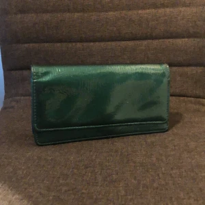 Turkos plånbok  - En snygg turkos plånbok med plats för många kort samt för kontanter. Är lite använd därav priset men är snygg och funkar bra! Perfekt om man har många kort att hålla koll på eller om man vill ha en snygg assessor! Priset kan diskuteras vid snabb affär.