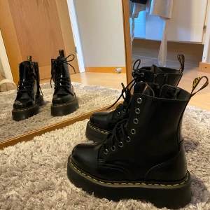 Slutsålda dr martens jadon boots - Helt oanvända, endast testade. Dem är slutsålda överallt i denna storlek. Nypris 2300kr. Jättesnygga nu till hösten🍂 budgivning avslutas på lördagkväll