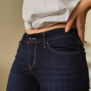 Levis mörkblå jeans size 28 - Levis mörkblå jeanse sitter som en smäck! Klippta där nere och tretchiga. Bara buda på!!. P.S Dem är blåare än bilderna visar
