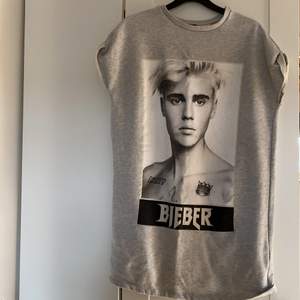 aldrig använd Justin Bieber tröja. Mycket bra skick och älskar trycket på ryggen men säljer den då jag inte tycker om honom längre!😁 Super snygg!