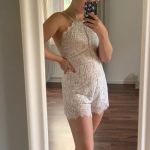 Playsuit från Love Triangle, strl XS - Jättefin playsuit från Rare London! Använd fåtal gånger så den är i väldigt bra skick! Säljes på grund av att jag inte använder den längre! Köparen står för frakt 63kr!