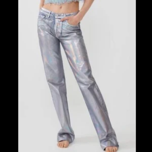 Dom populära zara jeansen! - Intressekol på dessa populära zara jeansen som är slutsålda sedan länge... hör av er om ni är intresserade💕