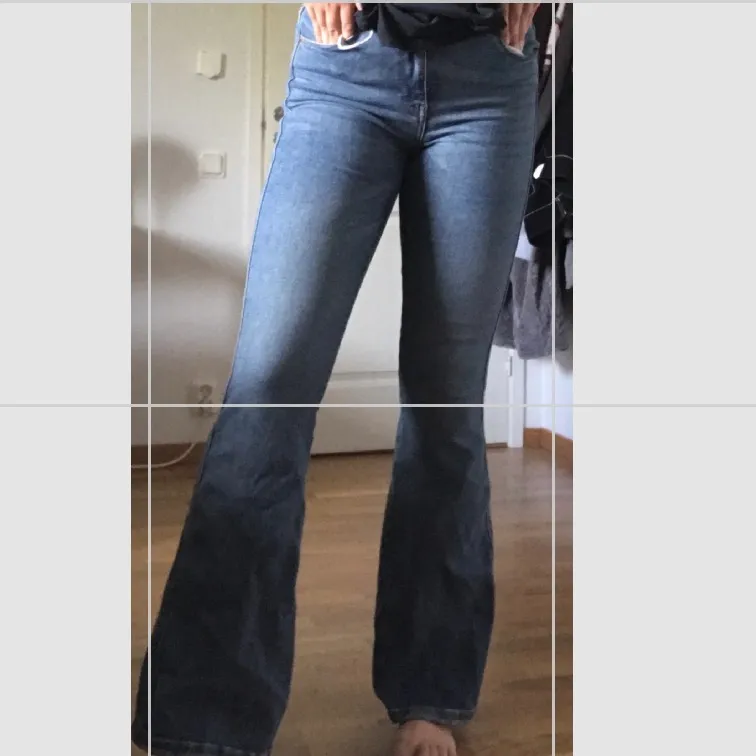 Storlek M och 32 i längd, säljer för att det inte är min stil längre. Använda ett fåtal gånger, som nya. Nytt pris 500kr mitt pris 200 eller buda!. Jeans & Byxor.