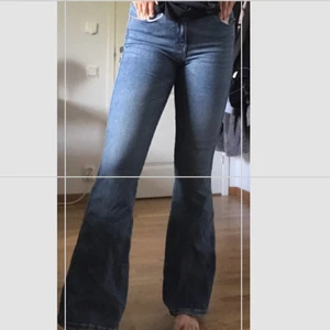 Drdenim bootcut jeans  - Storlek M och 32 i längd, säljer för att det inte är min stil längre. Använda ett fåtal gånger, som nya. Nytt pris 500kr mitt pris 200 eller buda!