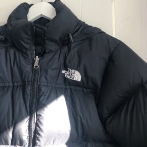 The North Face - Säljer nu min North Face jacka som endast är använd under en vinter❄️  Den köptes förra året för 2500kr och är i ett väldigt fint skick. Storlek är womens XS men passar även en S. BUDA!!✨ Budgivning avslutas ons kl.19! Budgivning avslutad ❗️