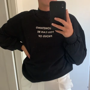 Sweatshirt - Svart sweatshirt ifrån Zara i storlek S, väl använd men forrfrande fint skick. Väldigt skön och inte super super tjock. 🤩🥰 Köparen står för frakten 