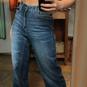 Raka blåa jeans - Köpta från ASOS skitskön å rak modell väldigt trendiga byxor. Dem sitter perfekt på mig som är 170☺️