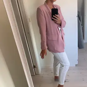 Rosa lite oversized kavaj i fint skick, använd ett fåtal gånger. Den är från Nelly och är i storlek 36 🤩🤩 köparen står för frakten 