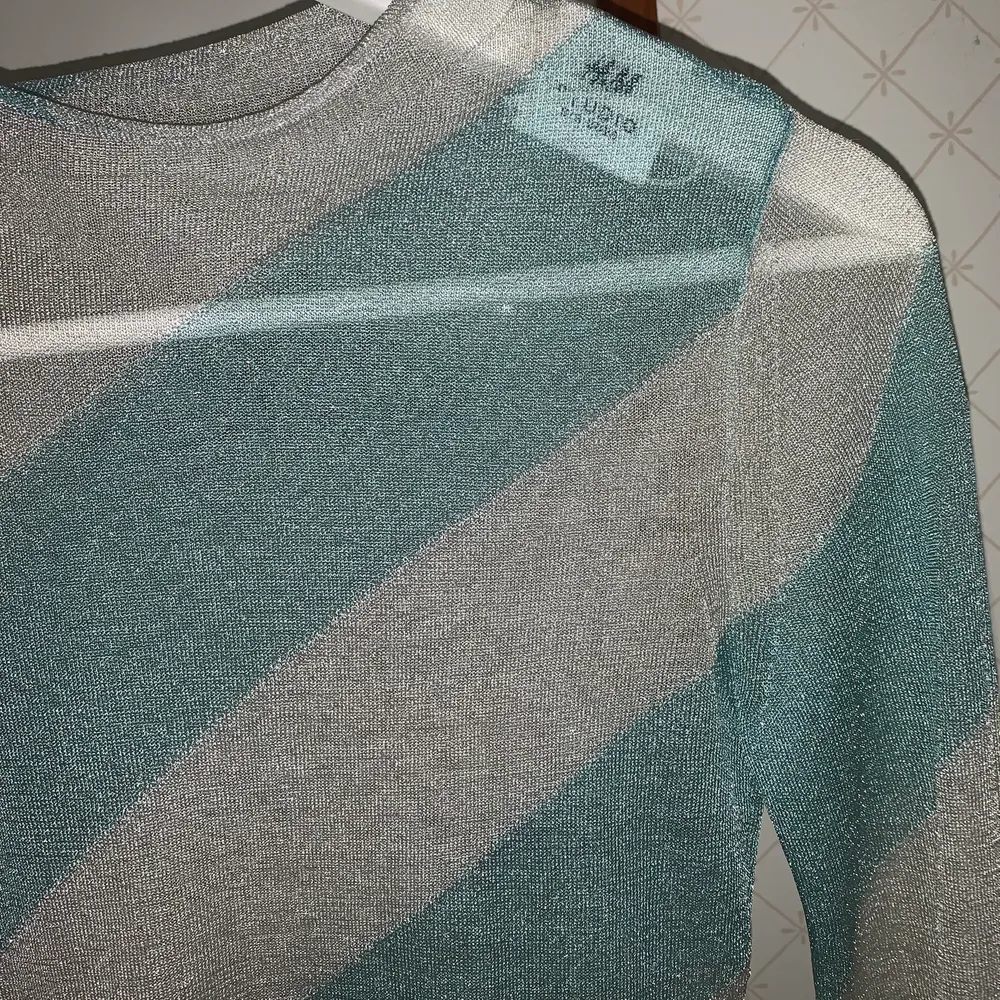 En jätte snygg glitter tröja från H&M STUDIO, aldrig använd passar XS-S. . Toppar.