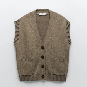 Näst intill ny väst från Zara! Brunt garn, varm & extremt skön! - Säljer min fina bruna väst från Zara! Den är slutsåld i denna storleken, alltså S. Har använt den en gång så den är näst intill ny. Passar perfekt till hösten då den är lite varmare än andra liknande🤞🏼💕🤪