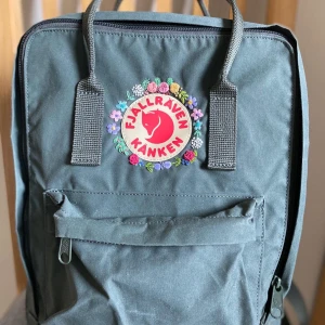 Kånken fjällräven stor  - Hej! Säljer denna fina äkta kånken som är 100% ny + handbroderad ✨ 1200kr frakt ingår 