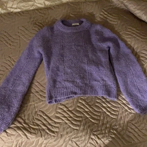 Lila stickad tröja från mango i storlek s - Jätteskön stickad tröja med ballongärmar ish, från mango i väldigt fint skick, storlek s men lär passa för större storlekar