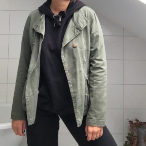 JACKA - En armégrön jacka från UK2LA. Kommer med en extra knapp i jackfickan, passar allt från XS till M beroende på hur man vill att den ska sitta!