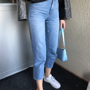 Wide leg jeans  - Lite kortare wide leg jeans från Only. Beställde ett par månader sedan på Nelly 😊💙 De är i bra skick,  Frakt 66kr (Jag är 173)